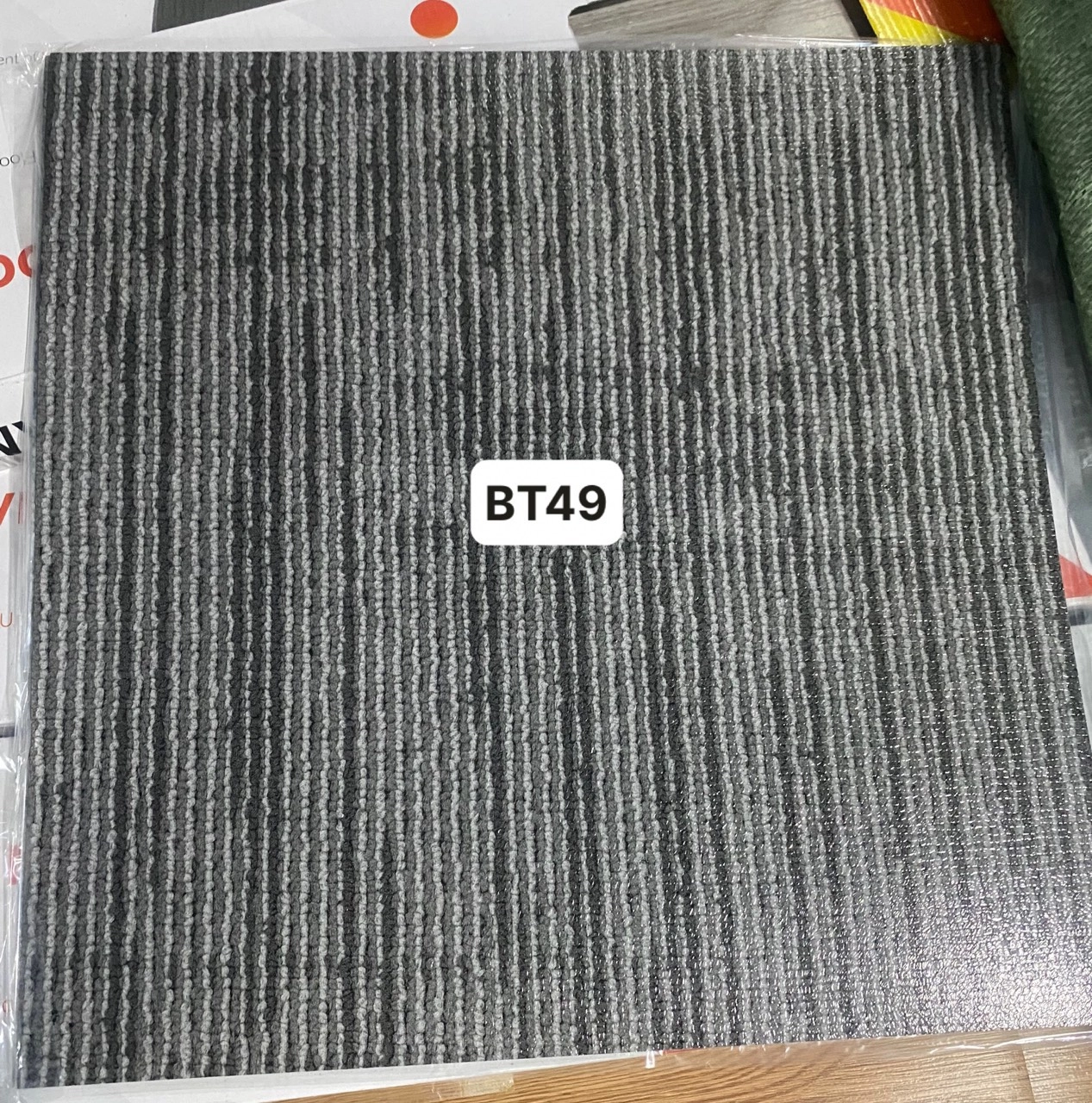 SÀN NHỰA KEO DÁN VÂN THẢM MÃ BT49