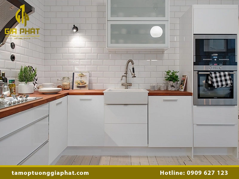 Giá tấm nhựa ốp tường bếp bao nhiêu?