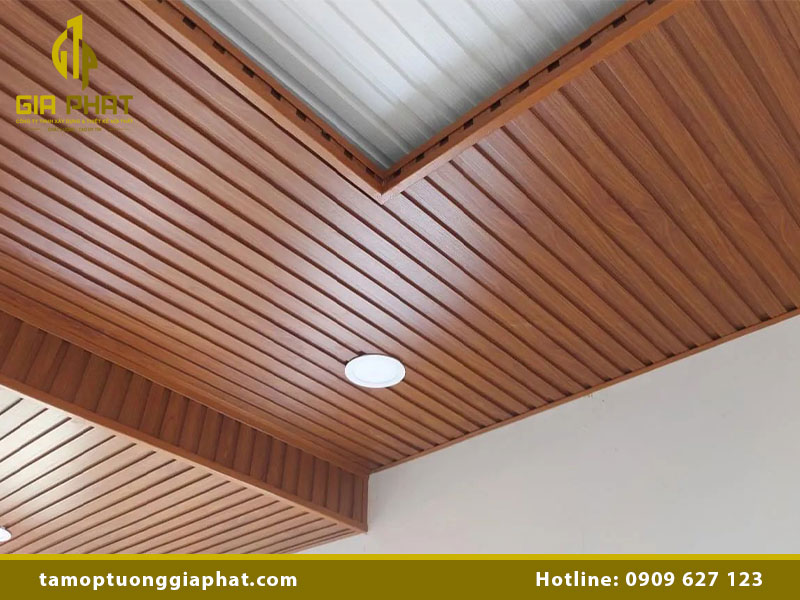 Giá trần nhựa lam sóng bao nhiêu?