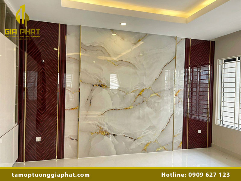 Nên ốp tường bằng gạch hay nhựa? Ưu & nhược điểm