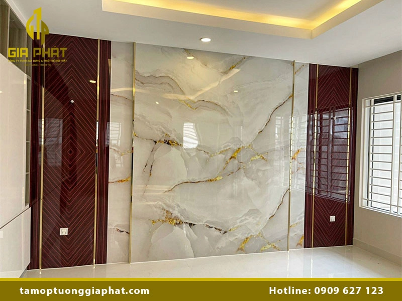 Nên ốp tường bằng gạch hay nhựa? Ưu & nhược điểm