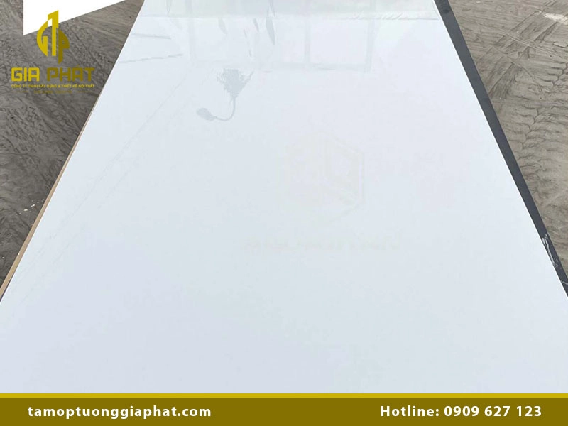 Tấm ốp than tre trắng bóng đẹp