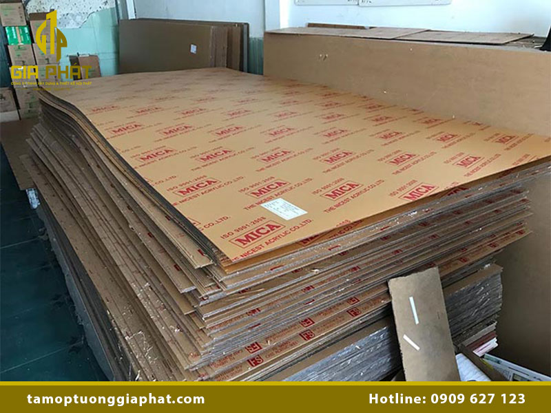 Thi công tấm mica ốp tường chuyên nghiệp