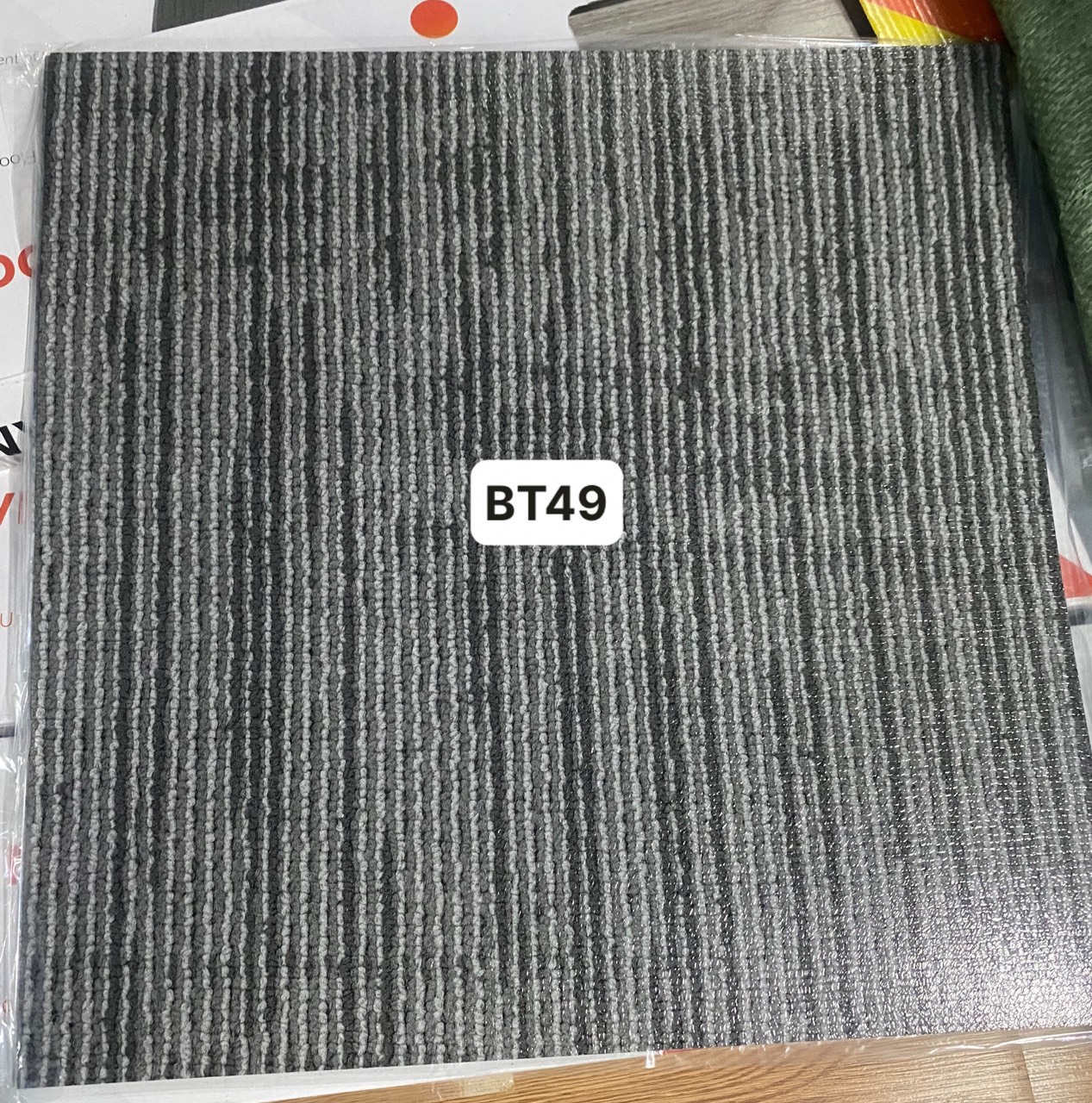 SÀN NHỰA KEO DÁN VÂN THẢM MÃ BT49