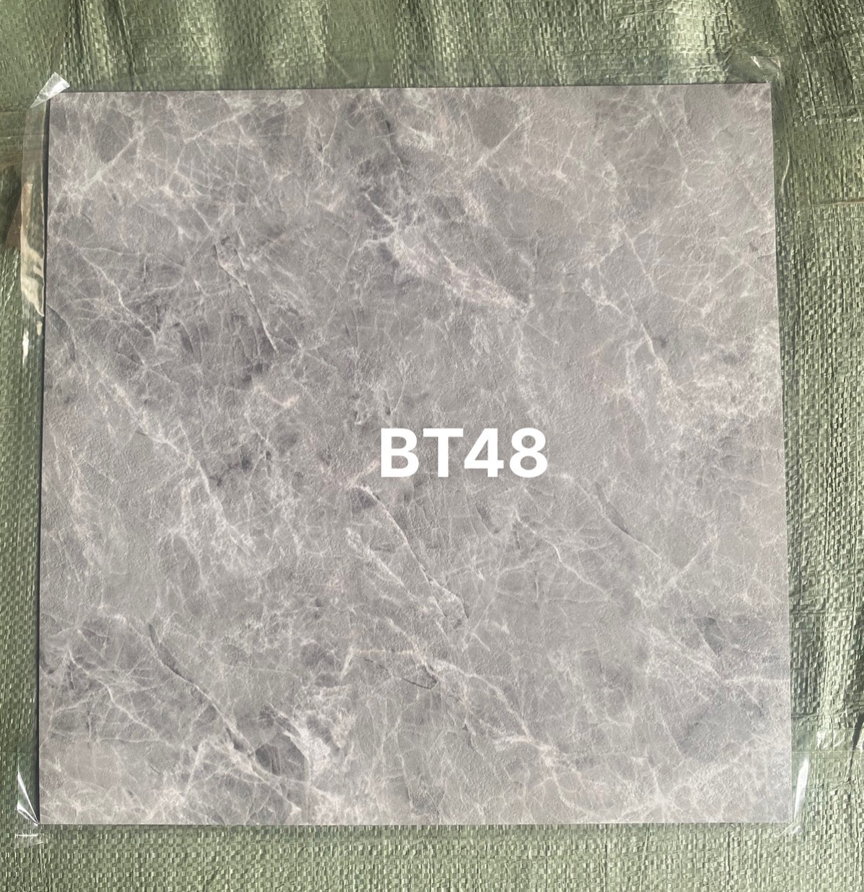 SÀN NHỰA KEO DÁN VÂN ĐÁ MÃ BT48